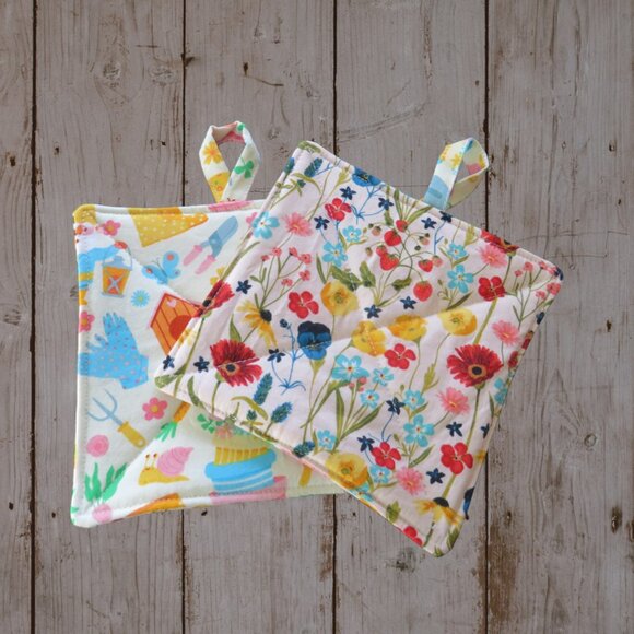 Handmade Potholder, Set of 2, Reversible Garden and Floral Quilted Hot P… - Picture 6 of 7